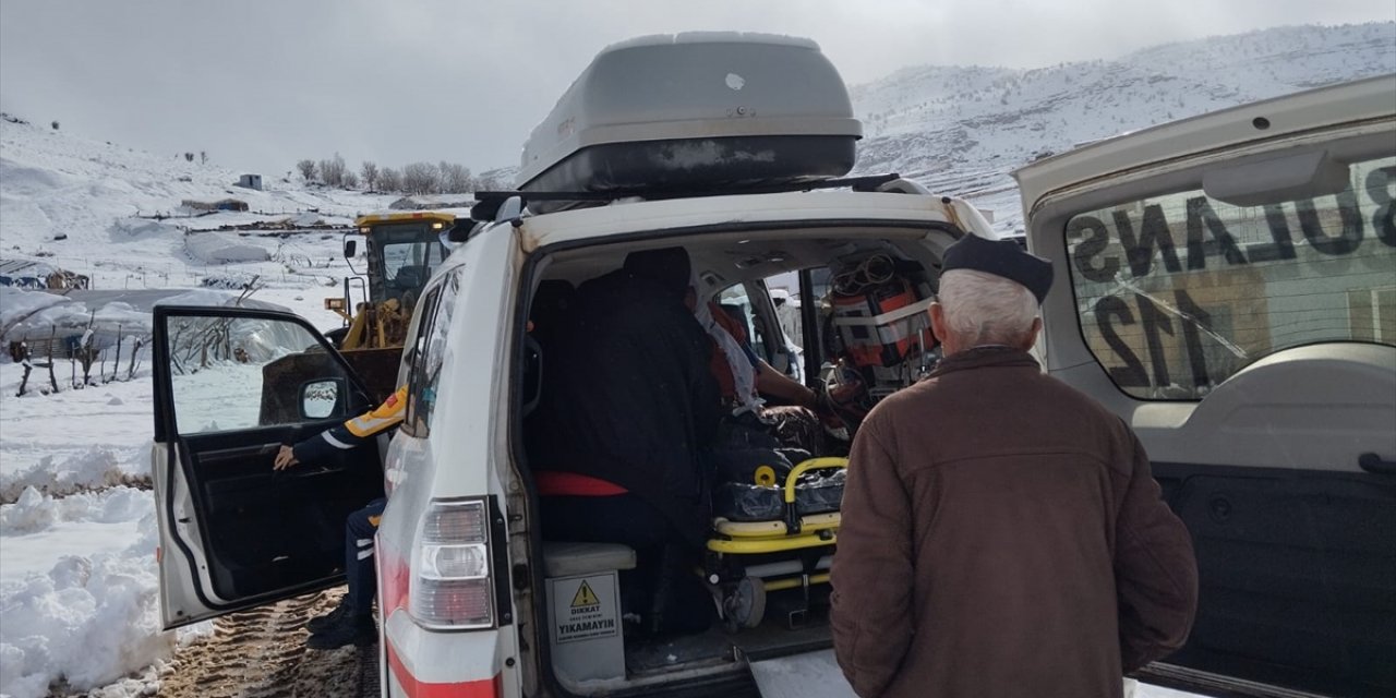 Siirt'te yolu kardan kapanan köyde rahatsızlanan çift ekiplerce hastaneye ulaştırıldı