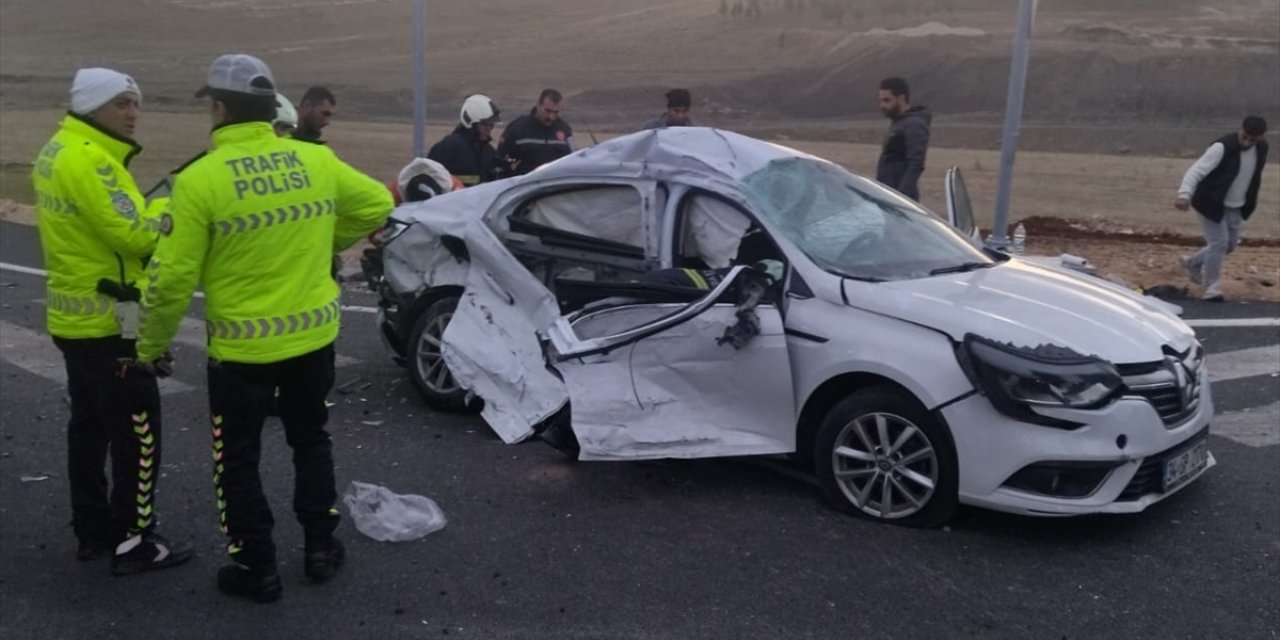 Mardin'de tır ile otomobilin çarpıştığı kazada 1 kişi öldü, 3 kişi yaralandı