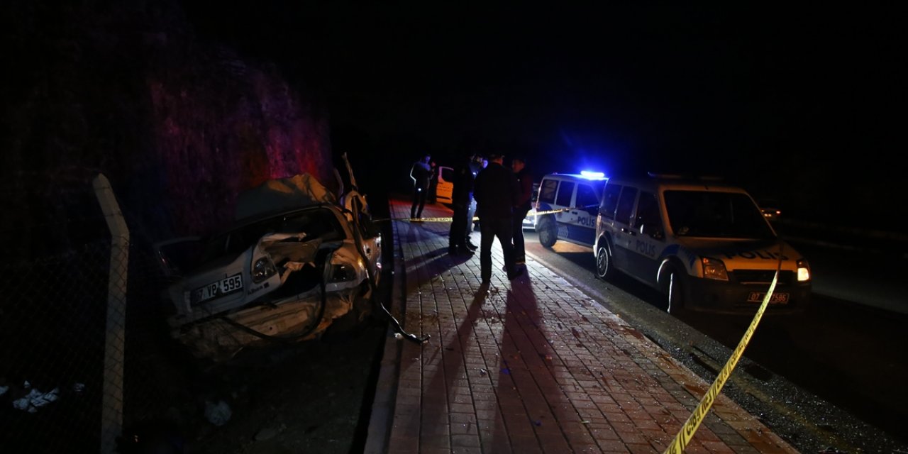 Antalya'da şarampole devrilen otomobildeki 2 kişi öldü, 2 kişi yaralandı