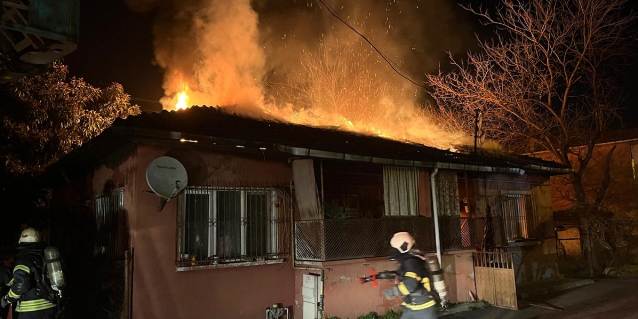 Kocaeli'de çıkan yangında tek katlı ev kullanılamaz hale geldi