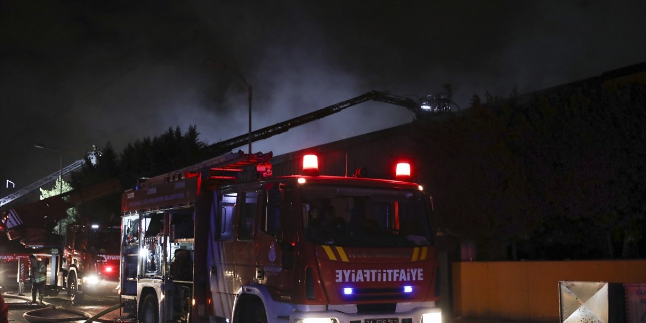 Beylikdüzü'nde hidrolik makine üretim ve depolama tesisinde çıkan yangın söndürüldü