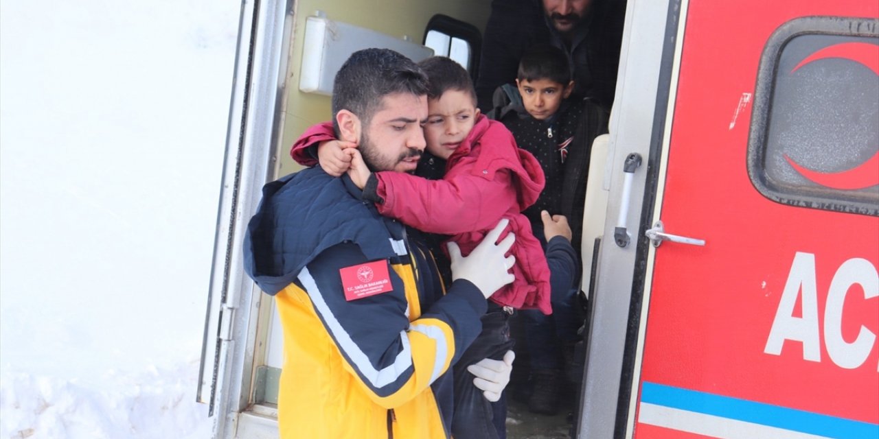 Ağrı'da yolu kardan kapanan mezradaki hasta 4 kardeşe paletli ambulansla ulaşıldı