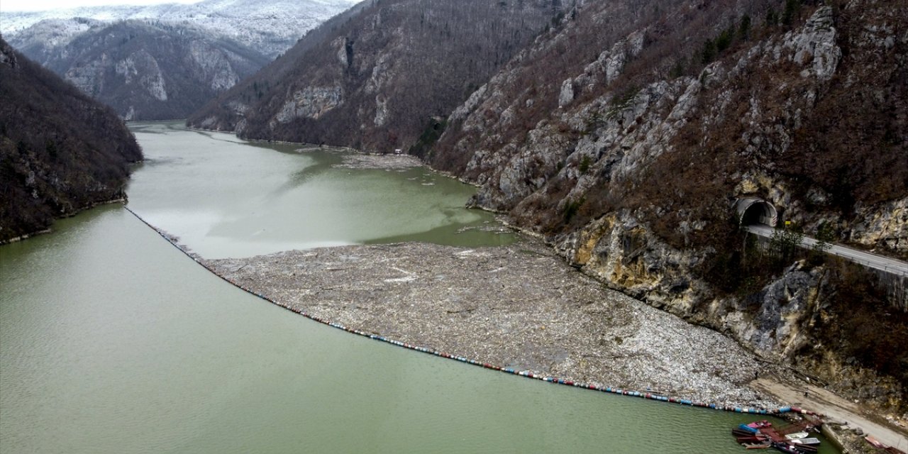 Bosna Hersek'teki Drina Nehri, yüzeyindeki çöp ve plastik atıklarla "ekolojik felaket sinyali" veriyor