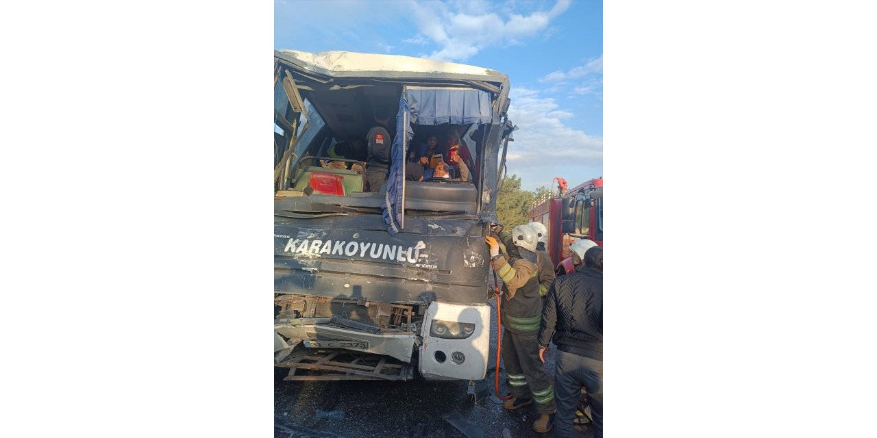 Hatay'da iki işçi servisinin çarpışması sonucu 6 kişi yaralandı