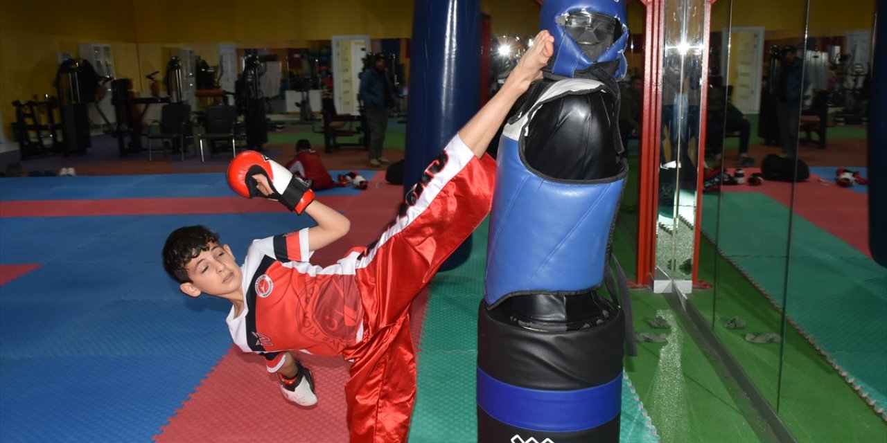 Depremzede kick boksçu Zekeriya Hamza'nın hedefi Avrupa şampiyonluğu