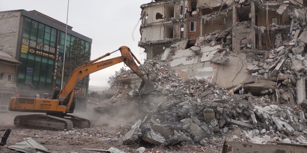 Malatya Doğanşehir'de ağır hasarlı binaların yıkımı sürüyor