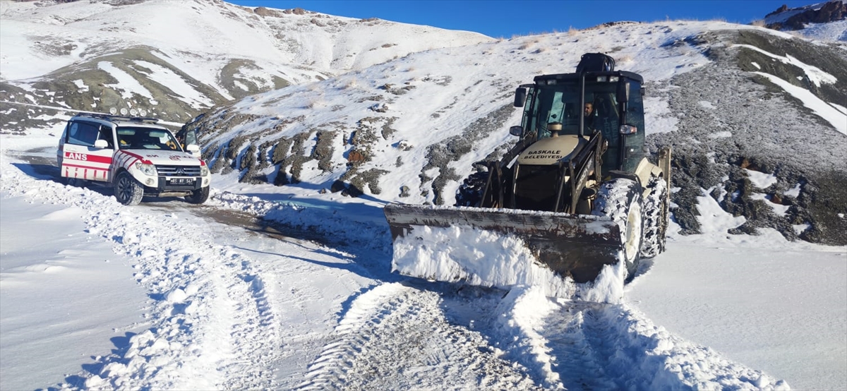 Van'da yolu kardan kapanan mahallede rahatsızlanan kadını ekipler hastaneye ulaştırdı