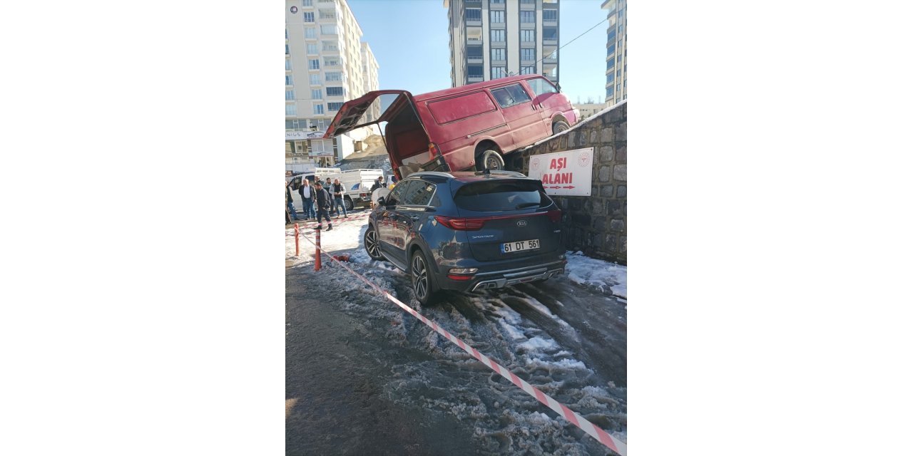 Trabzon'da buzlanan yolda kayan minibüs park halindeki otomobilin üzerine düştü