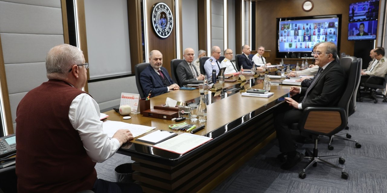 Bakan Güler, yurt içi ve sınır ötesindeki birlik komutanlarıyla video konferans toplantısı gerçekleştirdi: