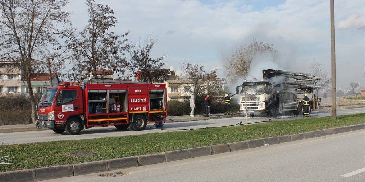 Çanakkale'de seyir halindeki beton mikseri alev aldı