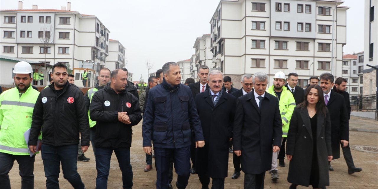 İçişleri Bakanı Yerlikaya, Kahramanmaraş'ta deprem konutlarını inceledi