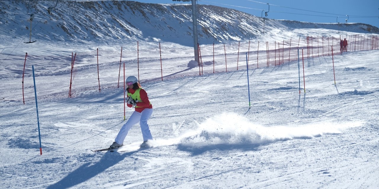 Erzincan'da 524 sporcunun katılımıyla Alp disiplini eleme yarışları başladı