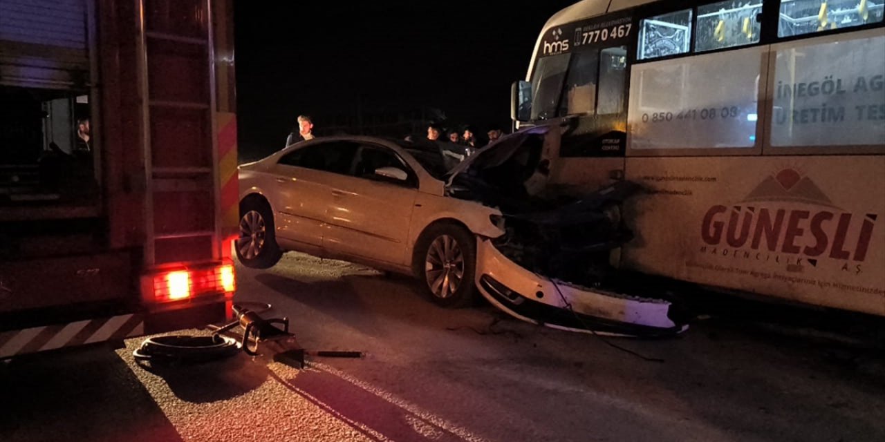 Bursa'da halk otobüsü ile otomobilin karıştığı kazada 8 kişi yaralandı