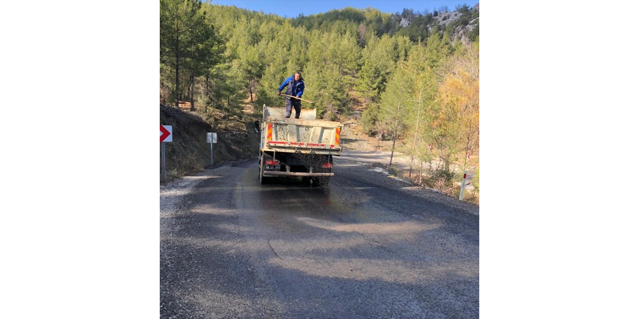 Muğla'da kar yağışı ve buzlanma nedeniyle ekipler çalışma yaptı