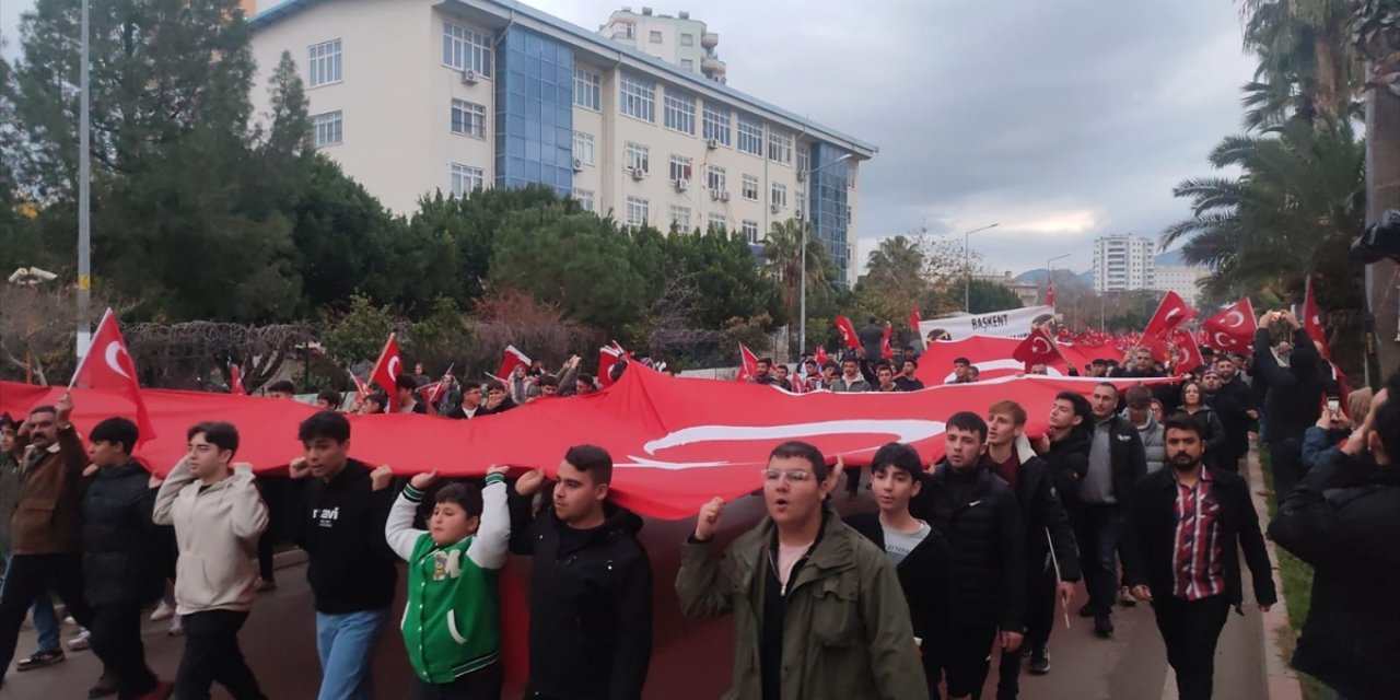 Adana'da şehitler için "Bayrak Yürüyüşü" düzenlendi