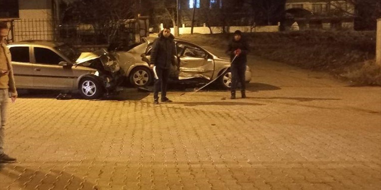 Uşak'ta iki otomobilin çarpıştığı kazada 8 kişi yaralandı