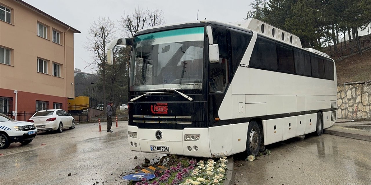 Kastamonu'da buzlanma nedeniyle çok sayıda trafik kazası meydana geldi