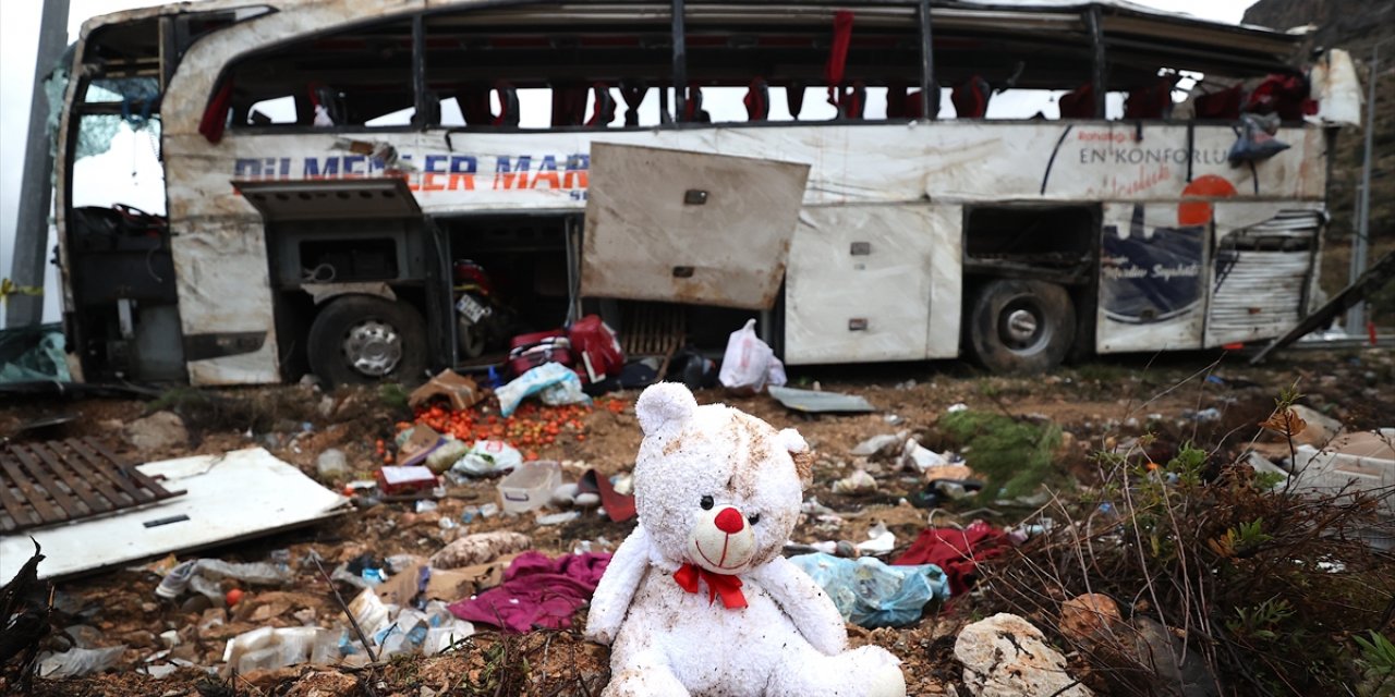 GÜNCELLEME 3 - Mersin'de devrilen yolcu otobüsündeki 9 kişi öldü, 30 kişi yaralandı