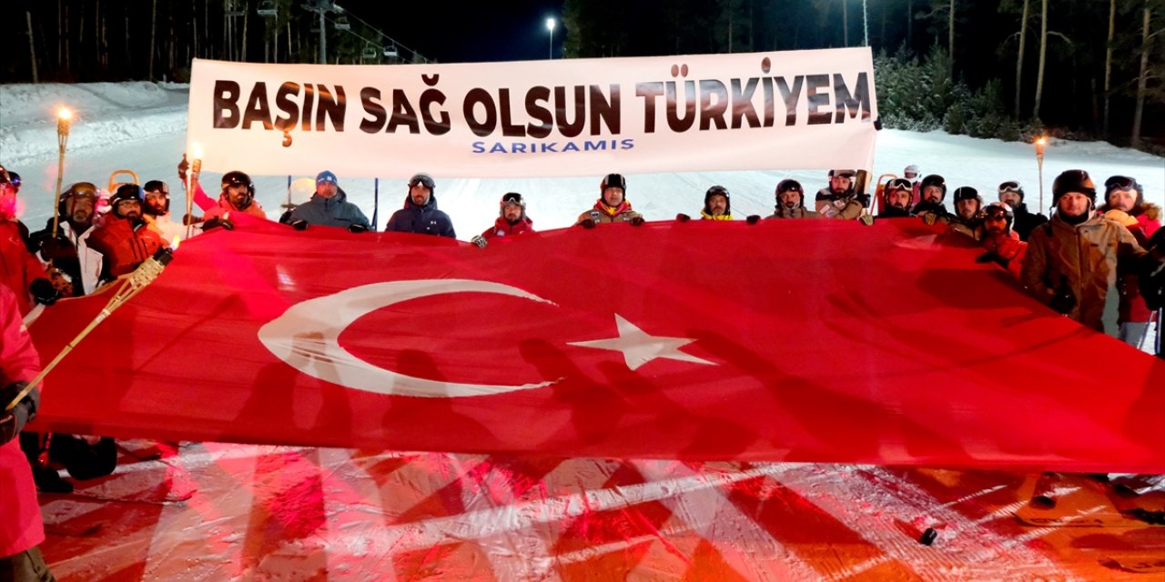 Sarıkamış’ta şehitler için "meşaleli saygı kayağı"