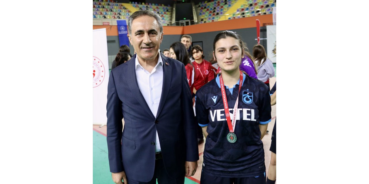 Futbolcu Selin, beynindeki damar yumağından kurtulup sahalara döndü