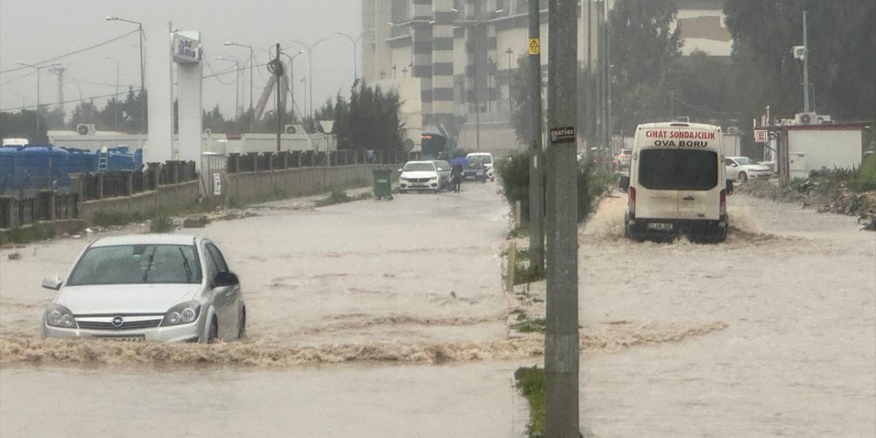 Hatay'da sağanak hayatı olumsuz etkiledi