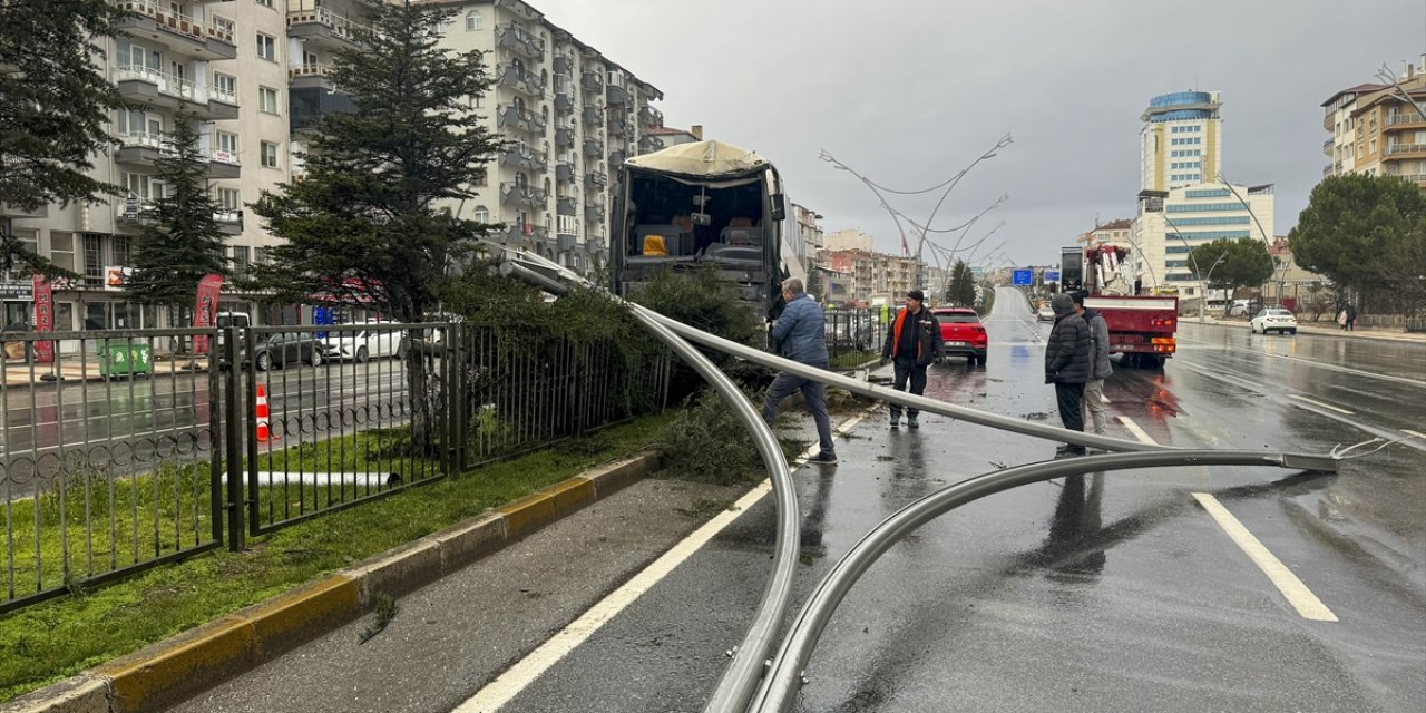 Uşak'ta otobüsün diğer araçlara çarpması sonucu 1 kişi yaralandı