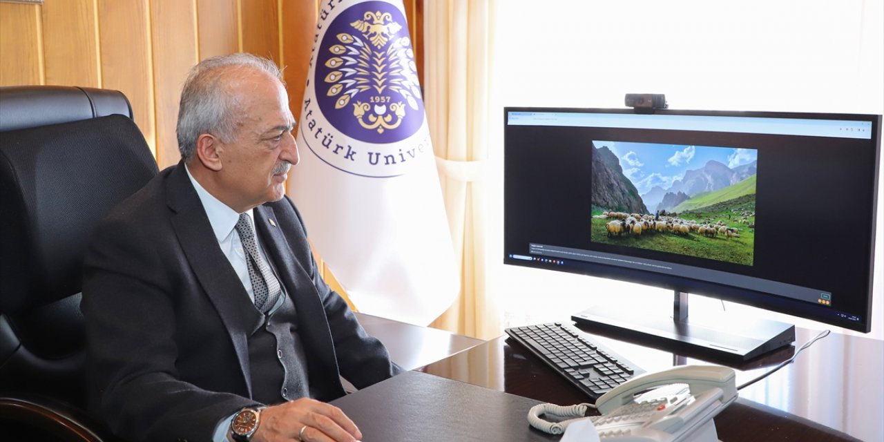 Atatürk Üniversitesi Rektörü Çomaklı, AA'nın "Yılın Kareleri" oylamasına katıldı