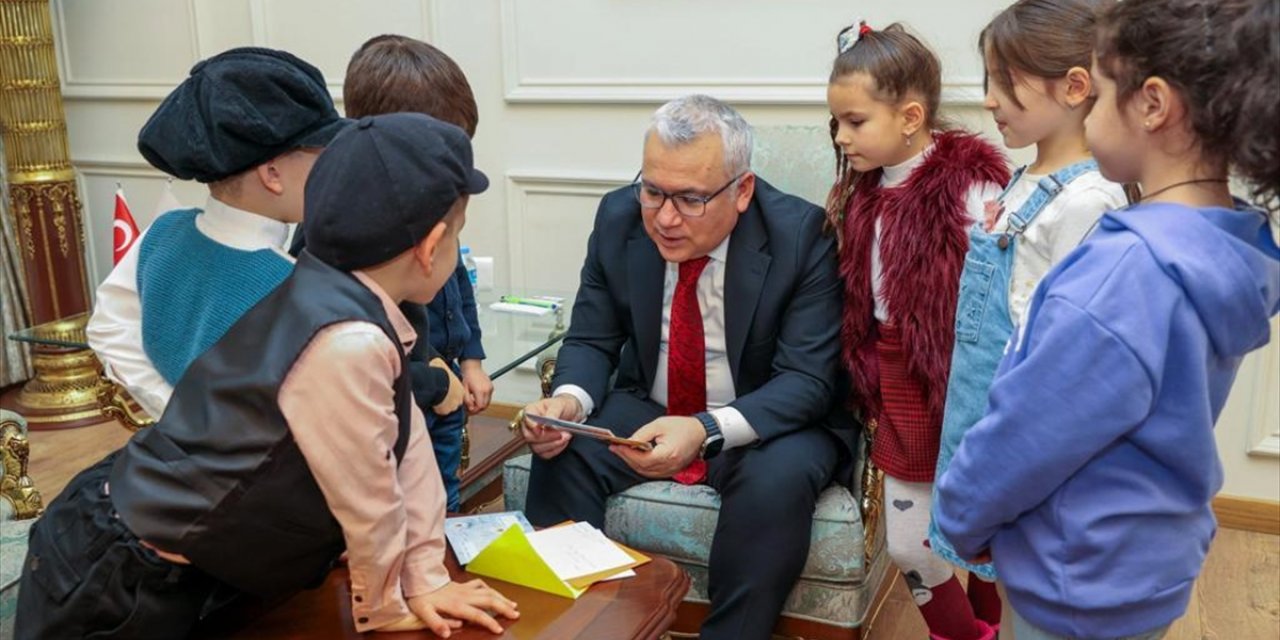 Sivas'ta okuma yazmayı öğrenen öğrenciler ilk mektuplarını Mehmetçik'e yazdı