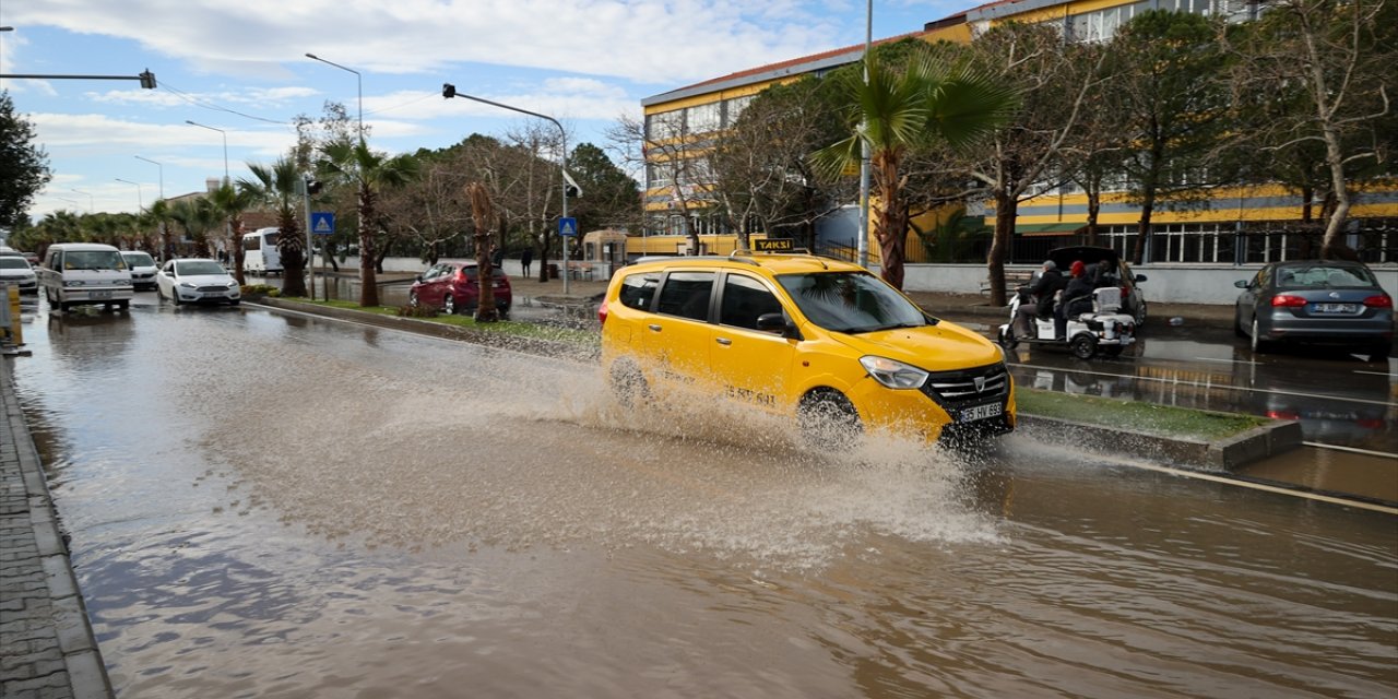 GÜNCELLEME - İzmir'in Dikili ve Bergama ilçelerinde sağanak sonrası dere taşkınları yaşandı