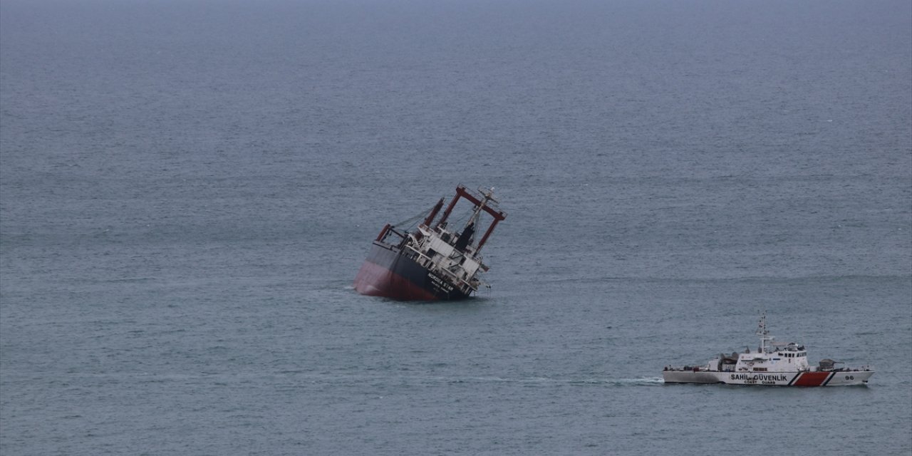 Romanya açıklarında yan yatan kuru yük gemisi Kastamonu'ya kadar sürüklendi