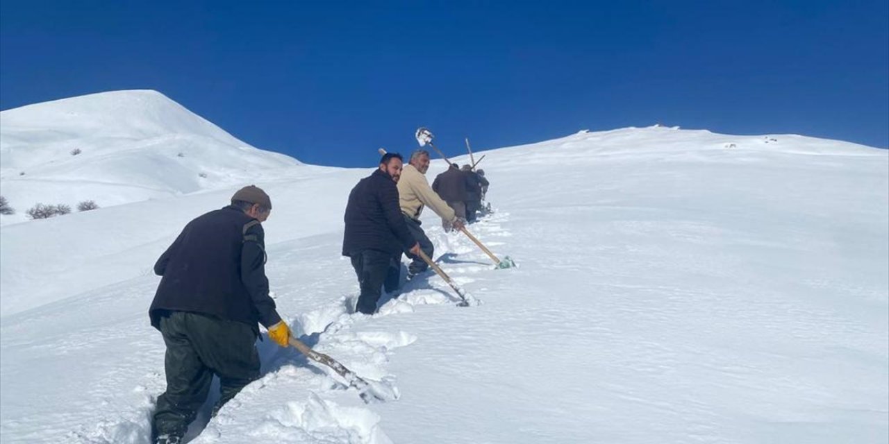 Su şebekeleri çığdan zarar gören mahalleli, başka kaynaktan hat çekerek evlere su ulaştırdı