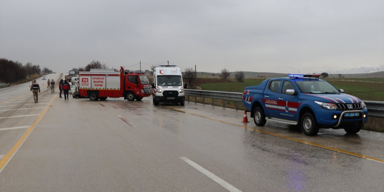 Elazığ'da otomobil ile panelvanın çarpıştığı kazada 4 kişi yaralandı