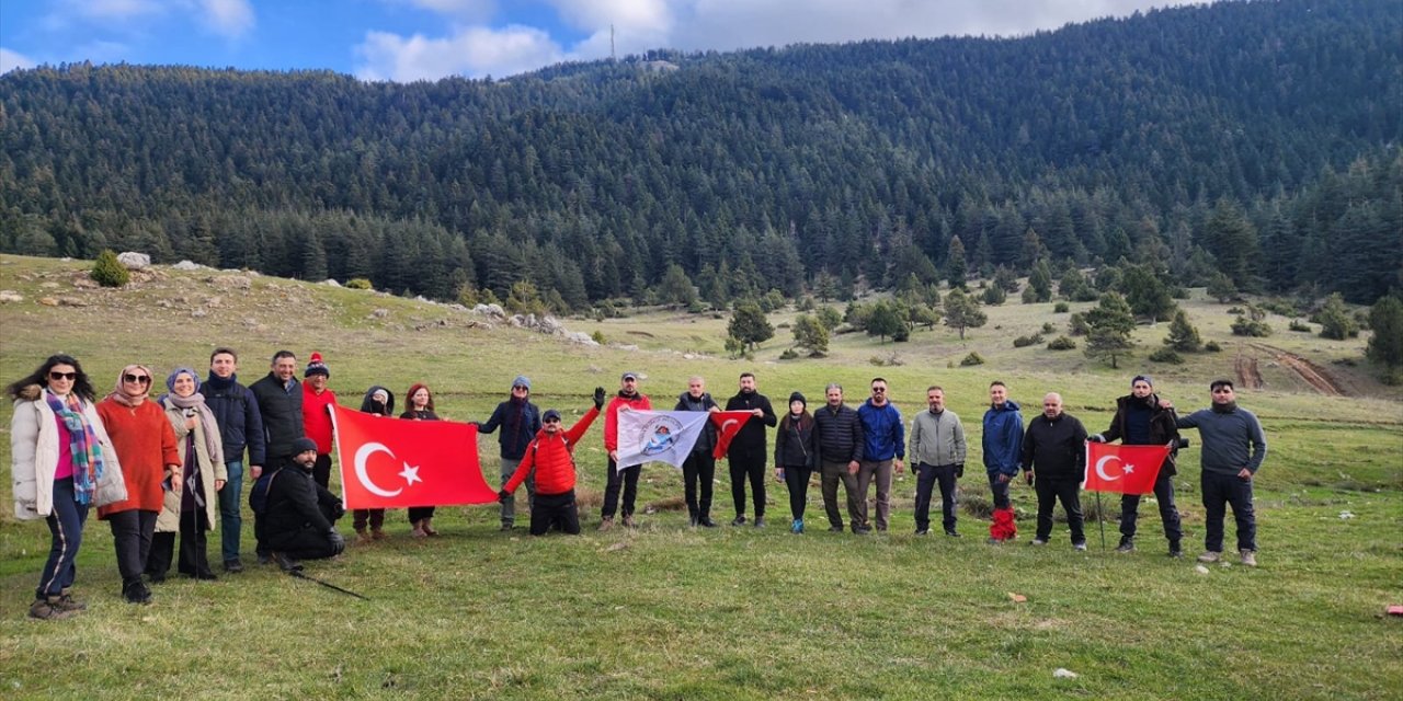 Gaziantepli dağcılar şehitler için Başkonuş Yaylası'nın zirvesine Türk bayrağı astı