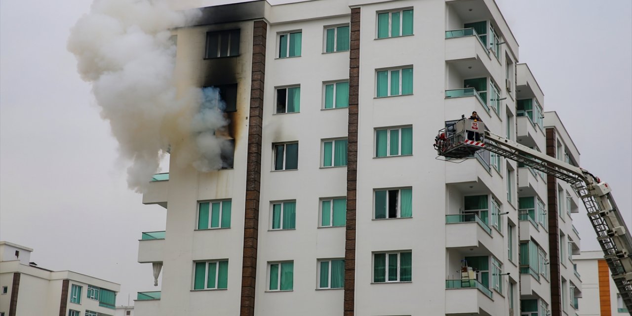 Diyarbakır'da 8 katlı binada çıkan yangın söndürüldü