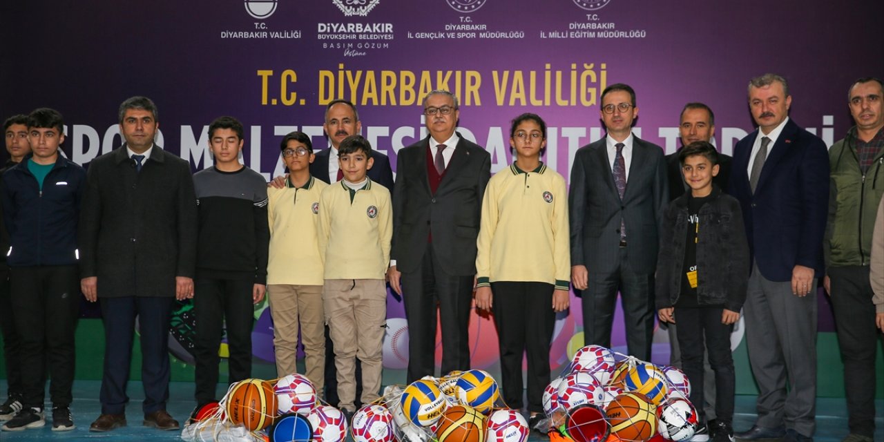 Diyarbakır'da 250 okula spor malzemesi dağıtıldı