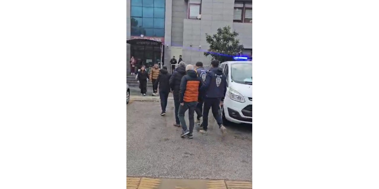 Balıkesir'de kişileri hedef göstererek hakaret içeren yayınlar yaptığı öne sürülen 4 kişi yakalandı