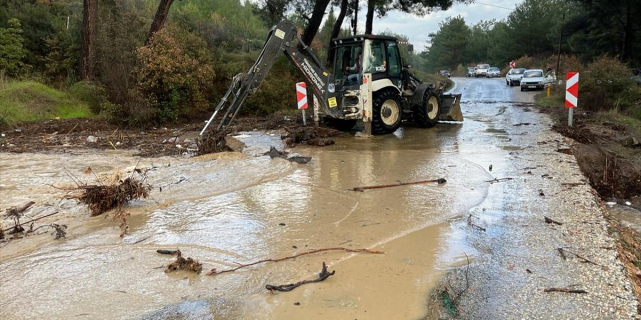 Manisa'da sağanak taşkınlara yol açtı