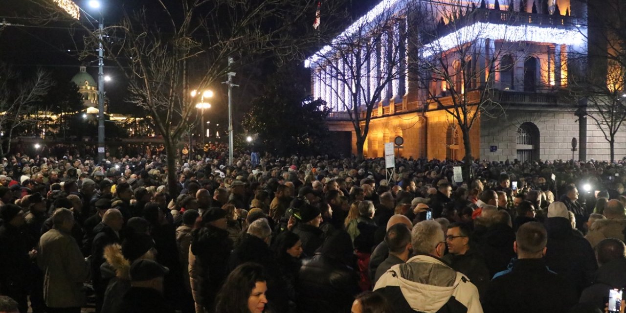 Sırbistan'da seçim sonuçlarına itiraz eden göstericiler yeniden toplandı