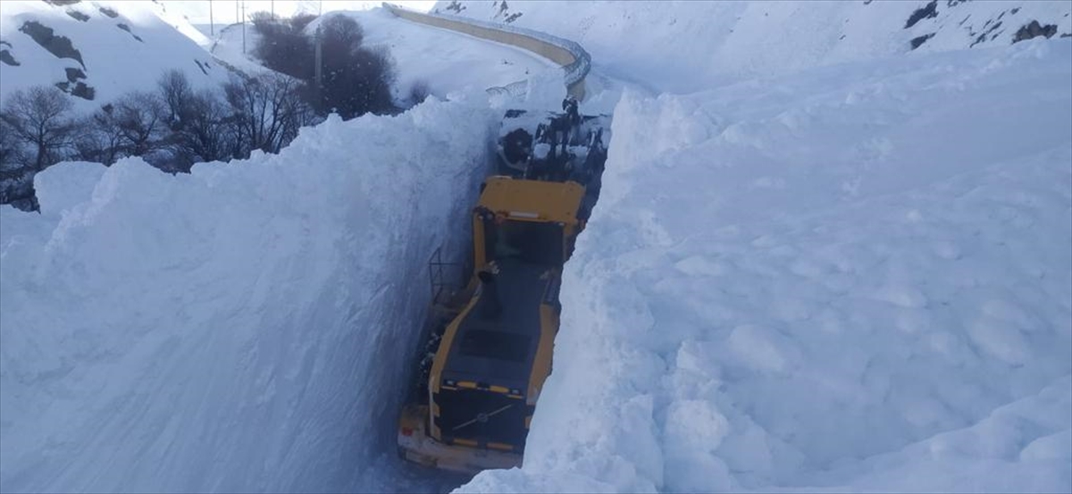 Hakkari'de ekipler kar kalınlığının 7 metreyi bulduğu bölgede kapalı yolları açıyor