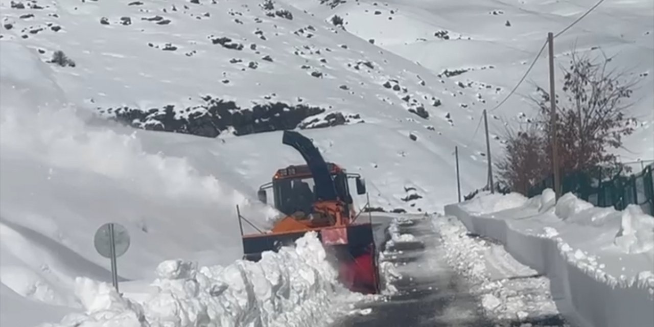 Bingöl, Batman ve Şırnak'ta kar nedeniyle 104 yerleşim yerinin yolu ulaşıma kapandı