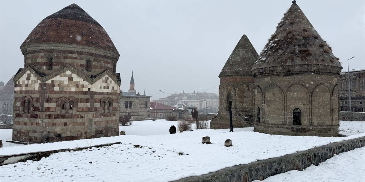 Erzurum'da soğuk hava yerini kar yağışına bıraktı