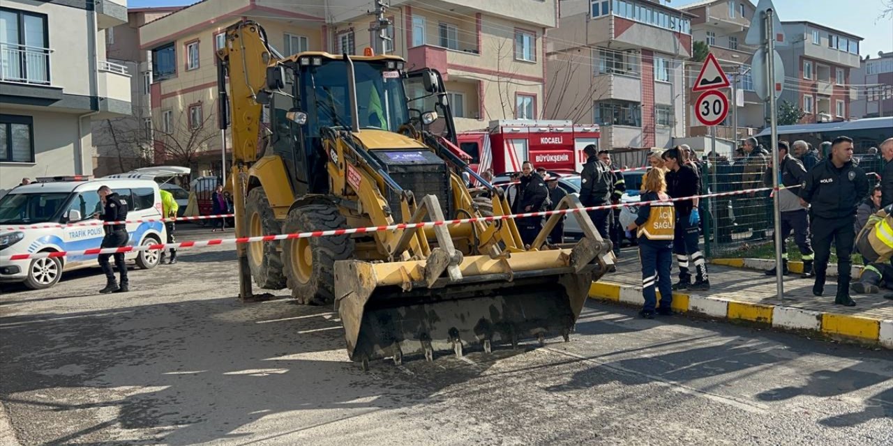 Kocaeli'de iş makinesinin çarptığı bebek öldü, anne ve çocuğu yaralandı