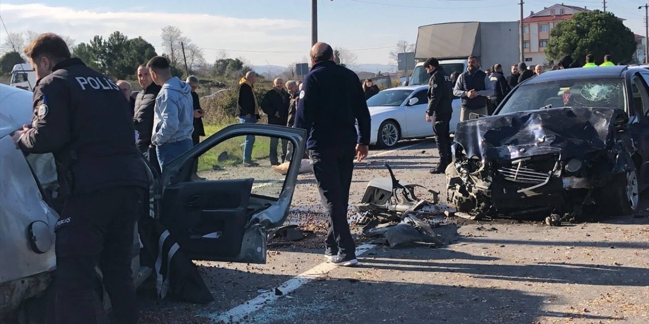 Sakarya'da iki otomobil çarpıştı, 1 kişi öldü, 2 kişi yaralandı