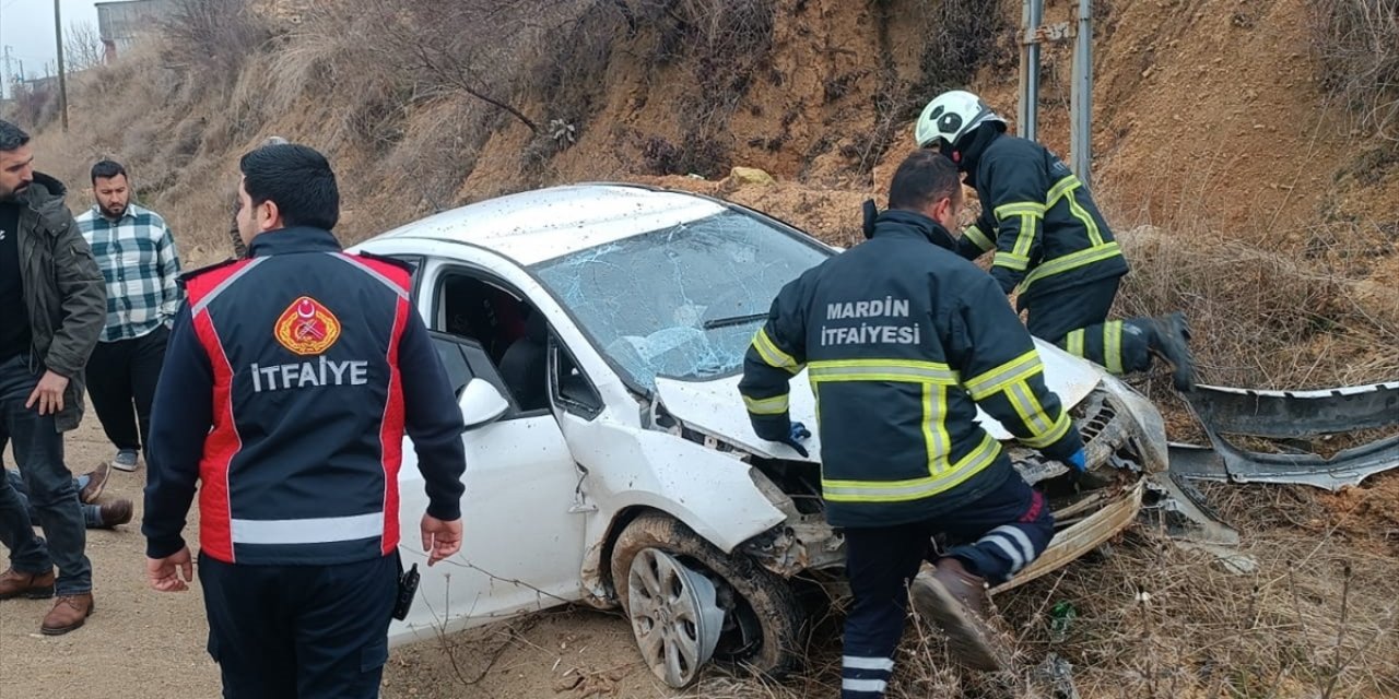 Mardin'de devrilen otomobildeki 4 kişi yaralandı