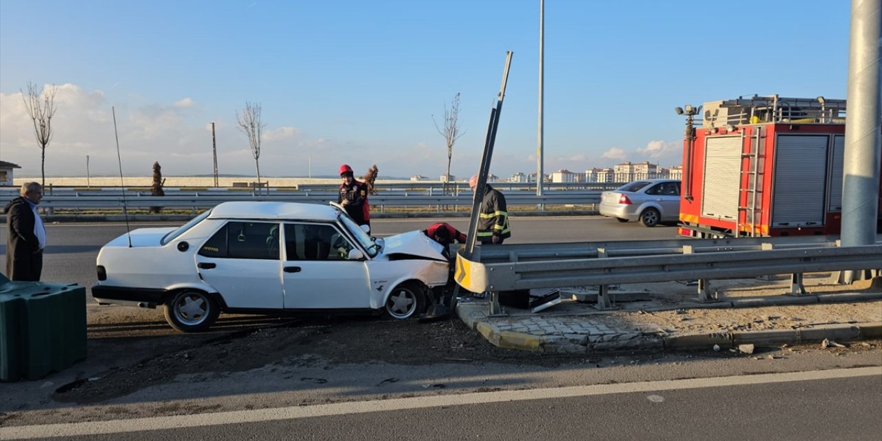 Çorum'da bariyere çarpan otomobildeki sürücü ve hamile eşi yaralandı