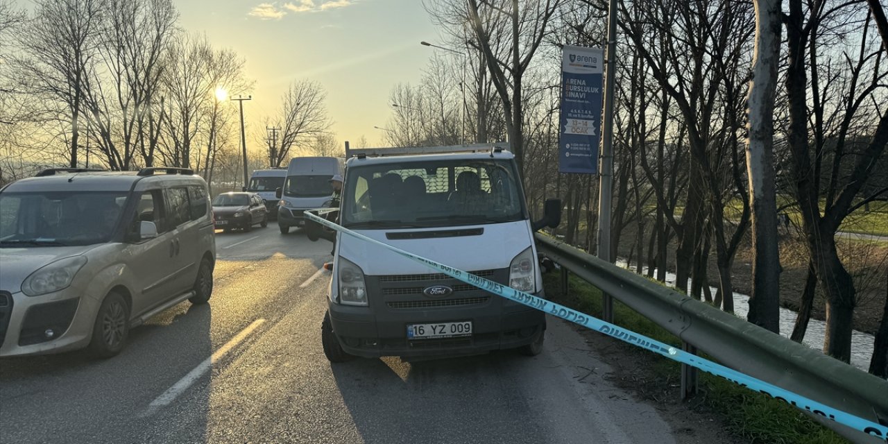 Bursa'da kamyonete çarpan motosikletli hayatını kaybetti