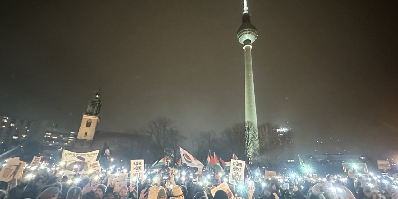 Berlin'de binlerce kişi, aşırı sağcı AfD'ye karşı gösteri yaptı