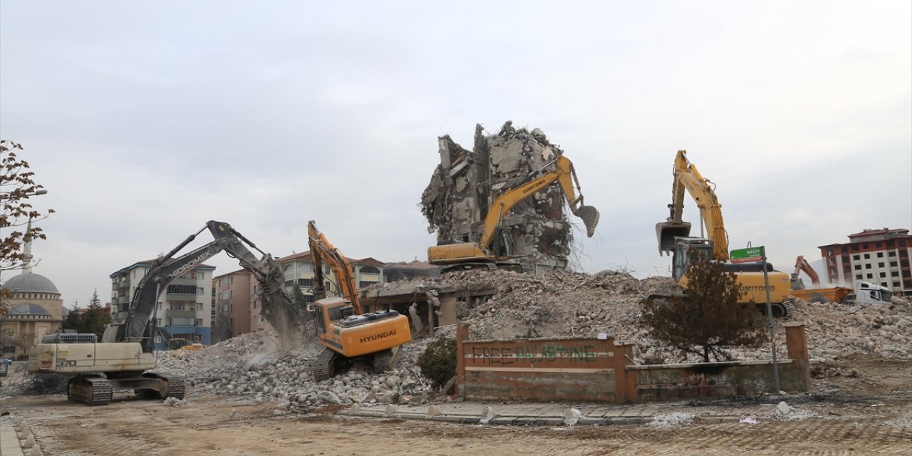 Malatya şehir merkezinde ağır hasarlı yapıların yıkımında sona gelindi