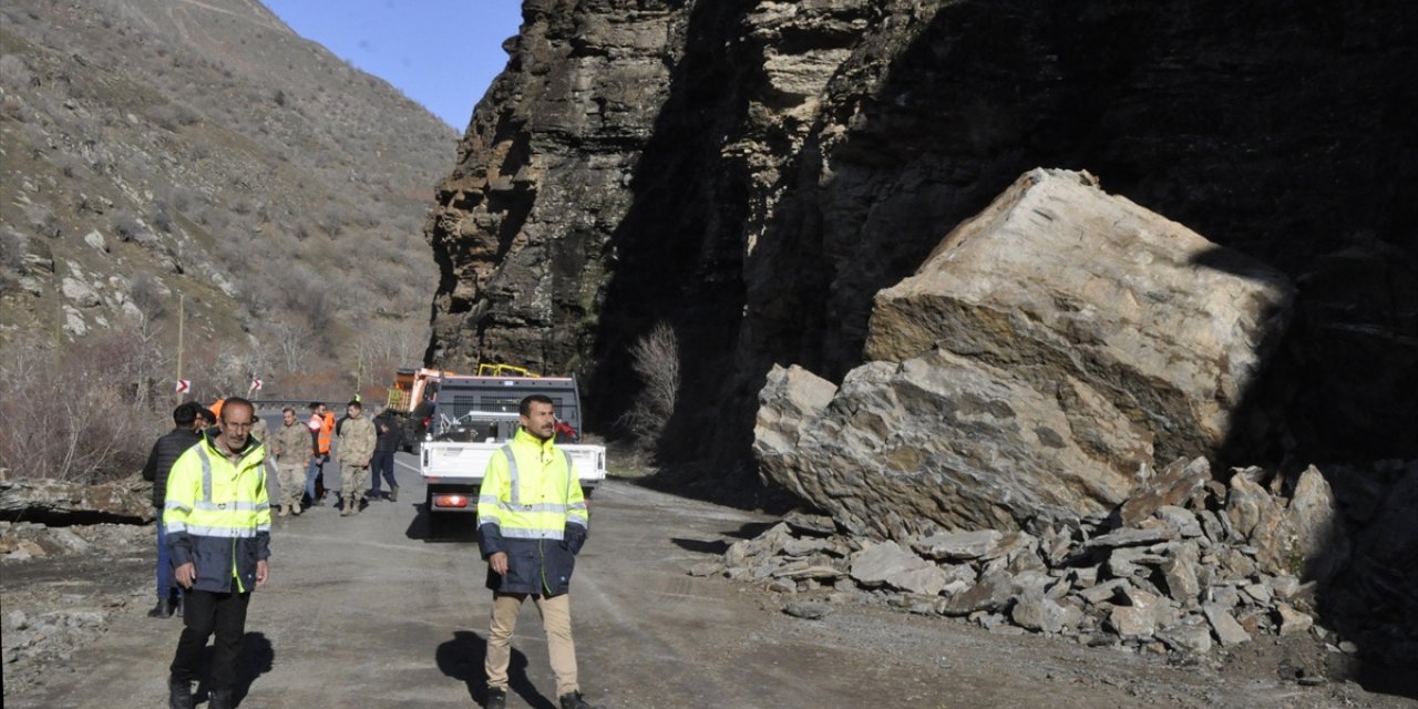 Dağdan kopan kayalar nedeniyle kapanan Hakkari-Çukurca kara yolu açıldı