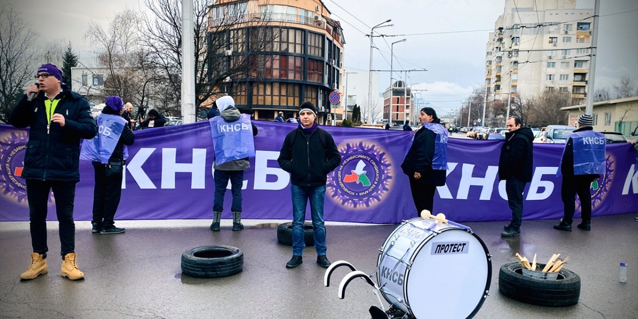 Sofya’da belediye otobüsü şoförleri maaşlarına zam talebiyle gösteri düzenledi